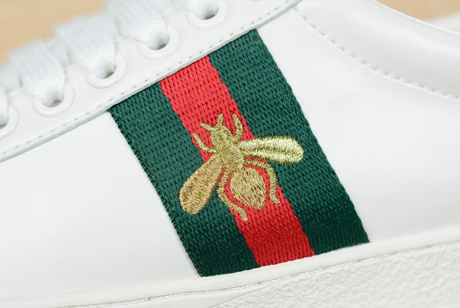👟👟Ex-factory price 520👟👟 👟👟 Women's Shoes Factory GUCCI】Gucci's hot model Little Bee Gold Edition 35-44 Little Bee Gold Edition·Gucci high version Gucci must-have high-top white shoes [high quality] Specially recommended! The upper is made of original custom-made mercerized cowhide imported from Bangladesh! Original sheepskin lining and custom water snake skin on the back tail! Original molded rubber outsole! Standard size: Female 34-40 Male 40-44